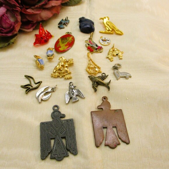 VINTAGE Bird Charm Pendant Lot ~ 19 Mixed Materials Pendant Charm Bird Variety - Picture 2 of 11